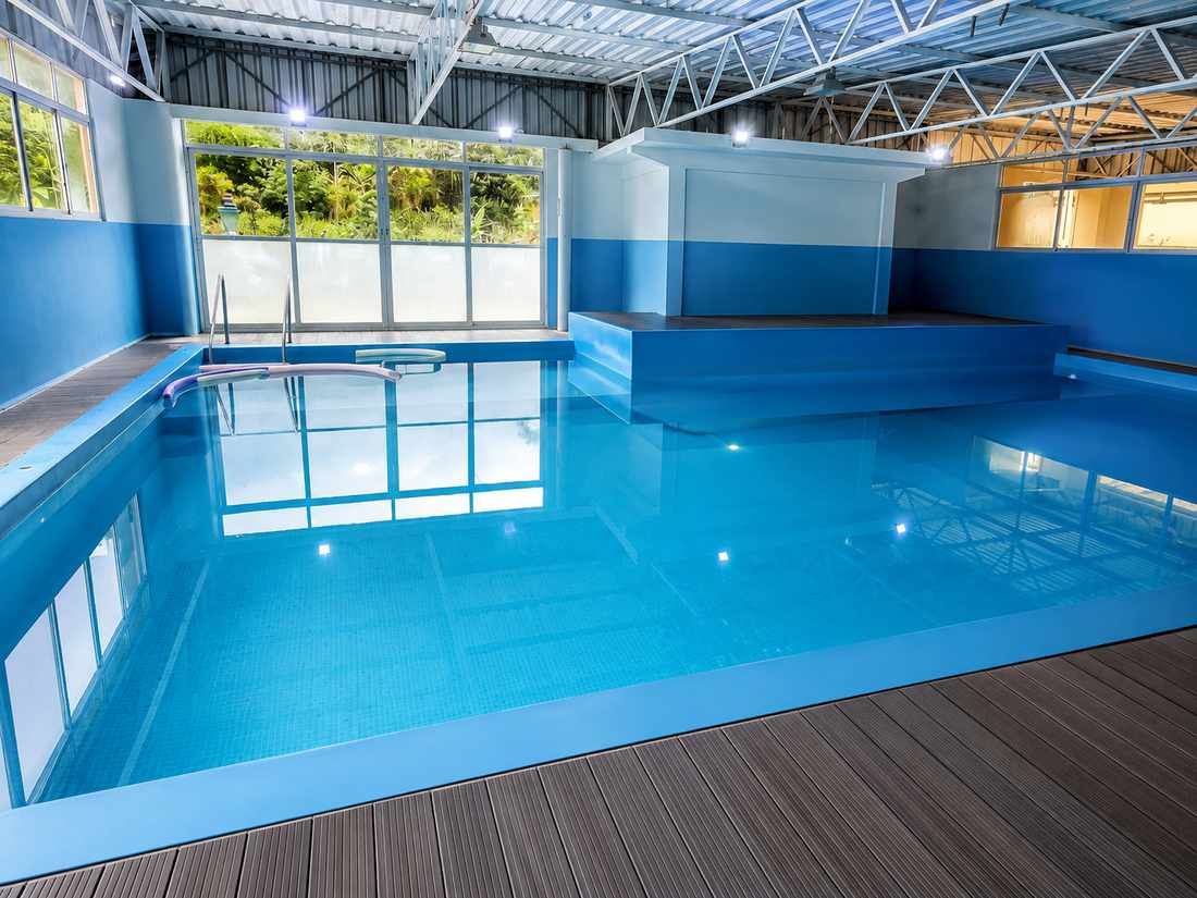 Piscina aquecida coberta com água azul-clara no Hotel Imperador Caldas