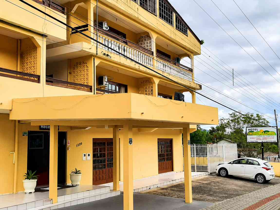 Hotel Imperador Caldas seen from the street in Santo Amaro da Imperatriz